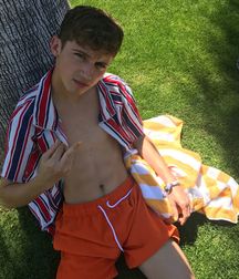 Hot Idols: Troye Sivan 5dbdd4174b8ba.jpg