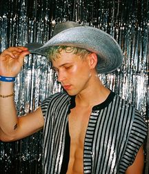 Hot Idols: Troye Sivan 5dbdd4c951301.jpg
