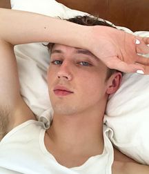 Hot Idols: Troye Sivan 5dbdd51088041.jpg