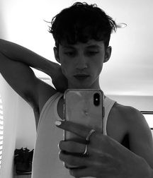 Hot Idols: Troye Sivan 5dbdd514c697c.jpg
