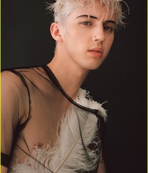Hot Idols: Troye Sivan 5dbdd528401b6.jpg