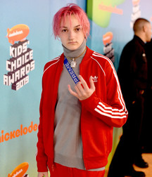Hot Idols: Backpack Kid 5ddca420e5837.jpg