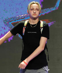 Hot Idols: Backpack Kid 5ddca4246e0c2.jpg