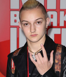 Hot Idols: Backpack Kid 5ddca427a4064.jpg