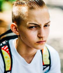 Hot Idols: Backpack Kid 5ddca42981fd9.jpg