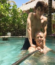 Hot Idols: Teo Halm 5df85ab6450ca.jpg
