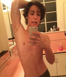 Hot Idols: Teo Halm 5df85acb38bc8.jpg