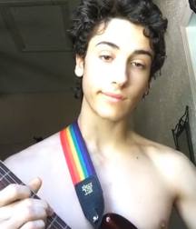 Hot Idols: Teo Halm 5df85ae8af301.jpg