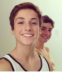 Hot Idols: Teo Halm 5df85b98eb62d.jpg