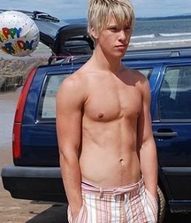 Hot Idols: Mitch Hewer 5df85cfc089a6.jpg