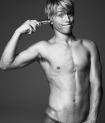 Hot Idols: Mitch Hewer 5df85e1854b24.jpg