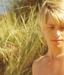 Hot Idols: Mitch Hewer 5df85e40c4e40.gif