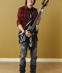 Hot Idols: Logan Miller 5df86109cd818.jpg