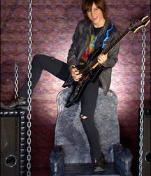 Hot Idols: Logan Miller 5df8618dc9e37.jpg
