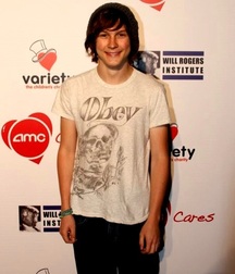 Hot Idols: Logan Miller 5df861a26257c.jpg