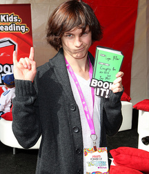 Hot Idols: Logan Miller 5df861b91fda5.jpg