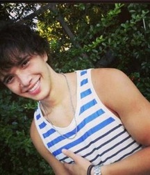 Hot Idols: Julián Serrano 5e02dbc58acf6.jpg