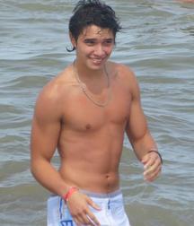 Hot Idols: Julián Serrano 5e02dbc8bcb0f.jpg