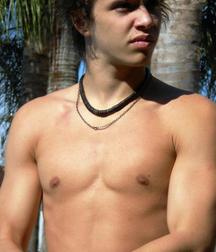 Hot Idols: Julián Serrano 5e02dbf2c1484.jpg