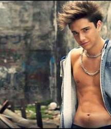 Hot Idols: Julián Serrano 5e02dc00be8ea.jpg