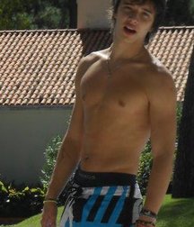 Hot Idols: Julián Serrano 5e02dc21aa027.jpg