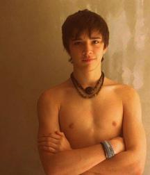 Hot Idols: Julián Serrano 5e02dc307663f.jpg