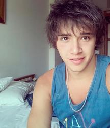 Hot Idols: Julián Serrano 5e02dc35d7597.jpg