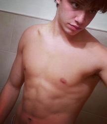 Hot Idols: Julián Serrano 5e02dc449907f.jpg