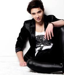 Hot Idols: Julián Serrano 5e02dc50c6eca.jpg