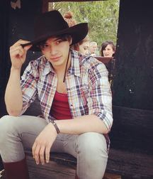 Hot Idols: Julián Serrano 5e02dc5447b31.jpg