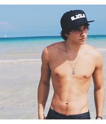 Hot Idols: Julián Serrano 5e02dc7314134.jpg