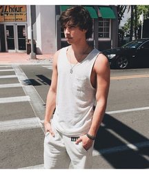 Hot Idols: Julián Serrano 5e02dc7c81264.jpg