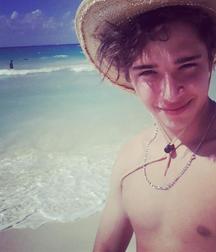 Hot Idols: Julián Serrano 5e02dc8617746.jpg