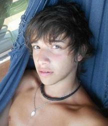 Hot Idols: Julián Serrano 5e02dc9e0dd0d.jpg