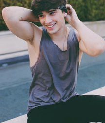 Hot Idols: Julián Serrano 5e02dca8f2ebb.jpg