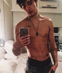 Hot Idols: Julián Serrano 5e02dcaac1801.jpg