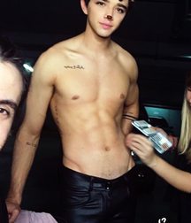Hot Idols: Julián Serrano 5e02dcd1215e0.jpg