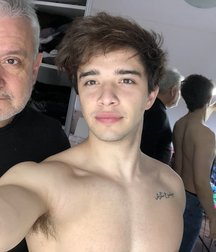 Hot Idols: Julián Serrano 5e02dce386075.jpg