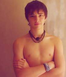 Hot Idols: Julián Serrano 5e02dcec82207.jpg