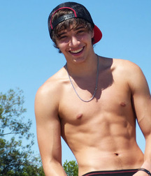 Hot Idols: Julián Serrano 5e02df23df6e8.jpg