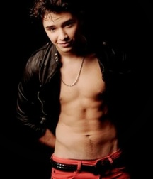 Hot Idols: Julián Serrano 5e02df25a3cff.jpg