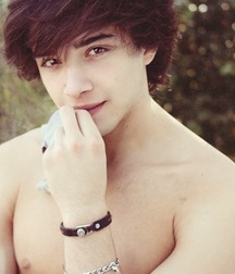 Hot Idols: Julián Serrano 5e02df33dfea3.jpg