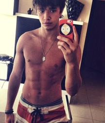 Hot Idols: Julián Serrano 5e02df3e2130f.jpg
