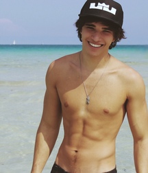 Hot Idols: Julián Serrano 5e02df46593f9.jpg