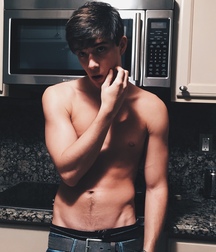 Hot Idols: Julián Serrano 5e02df4a6c69b.jpg