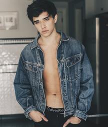 Hot Idols: Julián Serrano 5e02df4c21159.jpg