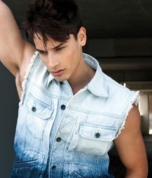 Hot Idols: Andrew M. Gray 5e07d98f34e15.jpg