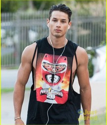 Hot Idols: Andrew M. Gray 5e07d99d29678.jpg