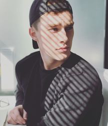 Hot Idols: Noah Crawford 5e613eb85bdb9.jpg