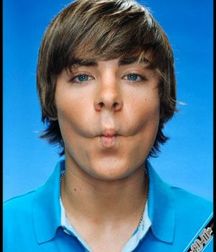 Hot Idols: Zac Efron 5e6a6daac7fd9.jpg